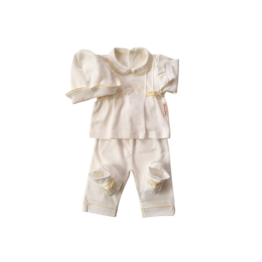 Elegante Completo Neonata in Cotone Color Panna con Dettagli Ricamati e Accessori